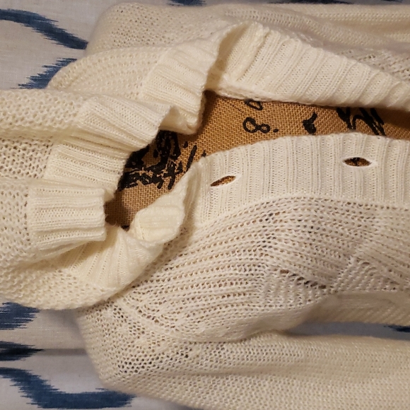 Old Navy White Med Sweater - Picture 3 of 10